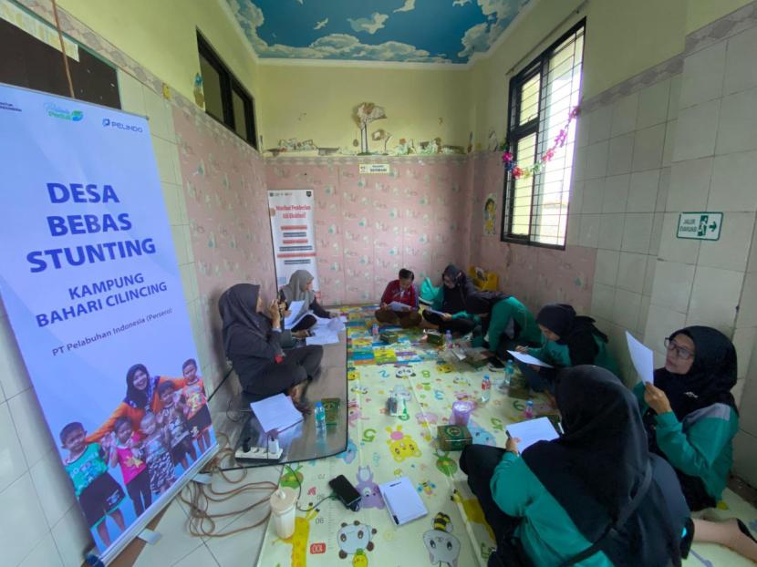 PT Pelindo bersama Rumah Zakat dan Puskesmas Kelurahan Cilincing menyelenggarakan pelatihan bagi kader Posyandu tentang penggunaan Buku Kesehatan Ibu dan Anak (KIA) edisi terbaru, Rabu (25/9/2024).