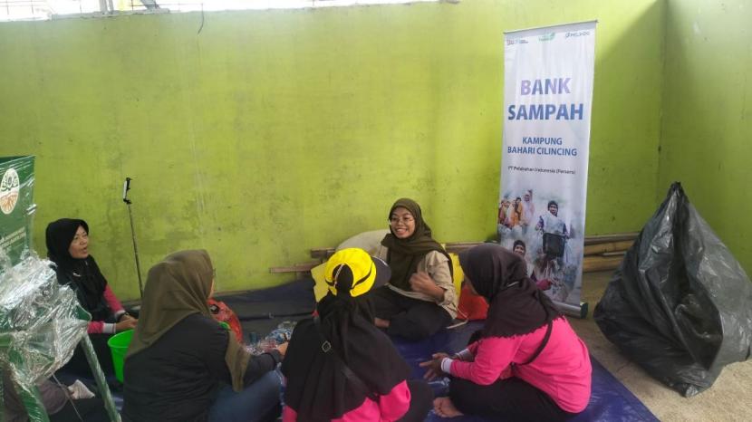 PT Pelindo dan Rumah Zakat Mengadakan pelatihan ecobriks di Bank Sampah RW 08 Kecamatan Cilincing, Senin (29/4/2024).