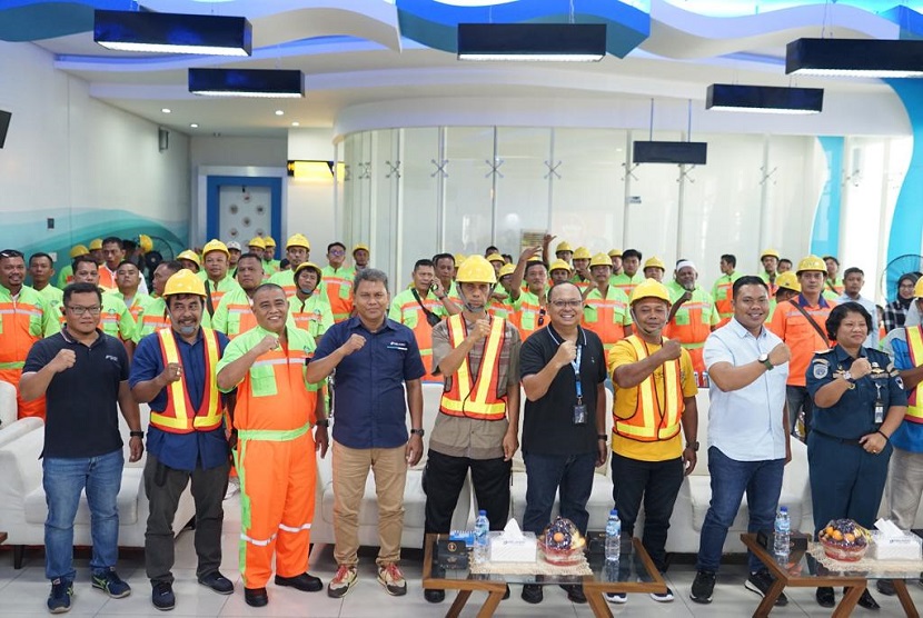 PT Pelindo Multi Terminal (SPMT) menggelar lanjutan kegiatan Sosialisasi Awareness K3 untuk Tenaga Kerja Bongkar Muat (TKBM) di Pelabuhan Belawan dan Dumai pada 14 dan 15 Juni 2023.