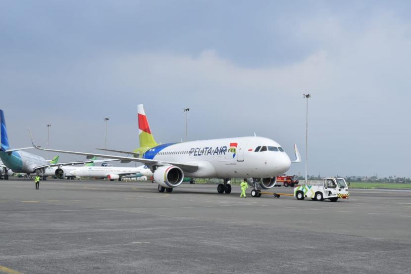 PT Pelita Air Service mendatangkan dua pesawat baru Airbus A320 di Bandara Soekarno-Hatta, Senin (11/4/2022). Pesawat tersebut didatangkan untuk melayani penerbangan reguler yag siap diopersikan Pelita Air dalam waktu dekat. 