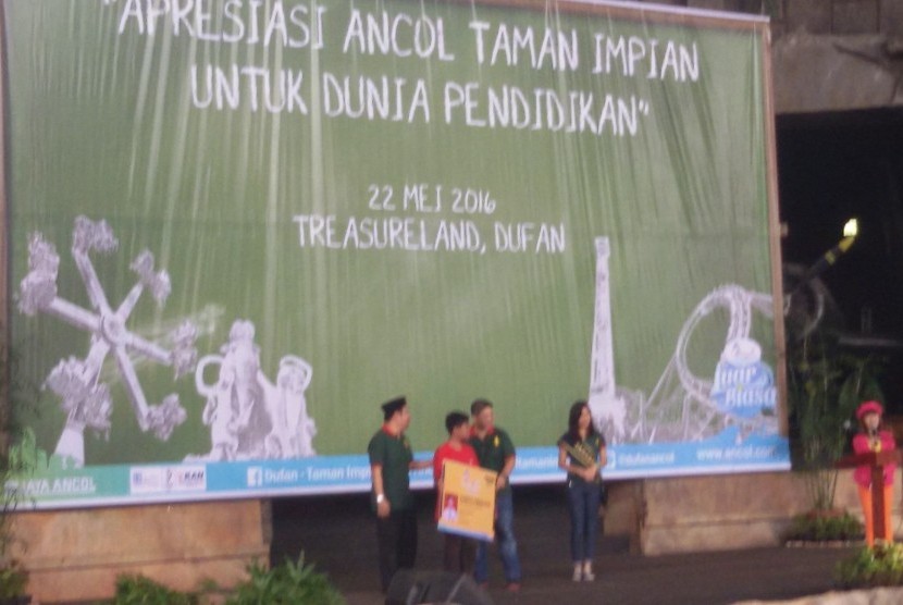 PT Pembangunan Jaya Ancol , Tbk memberikan penghargaan kepada para siswa penerima medali emas dalam Kompetisi Matematika Nalaria se-Indonesia di Wahana Treasureland Dufan, Ancol, Jakarta Utara, Ahad (22/5).
