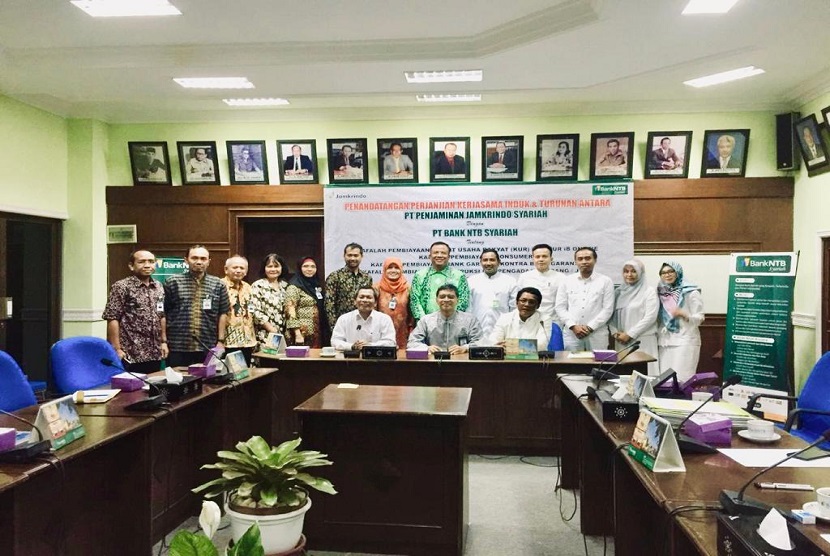 PT Penjaminan Jamkrindo Syariah (Jamsyar) melakukan penandatanganan lima jenis kerja sama dengan Bank Nusa Tenggara Barat (NTB) Syariah. Perjanjian ditandatangani oleh Gatot Suprabowo dengan Kukuh Rahardjo selaku Direktur Utama Bank Nusa Tenggara Barat Syariah. 