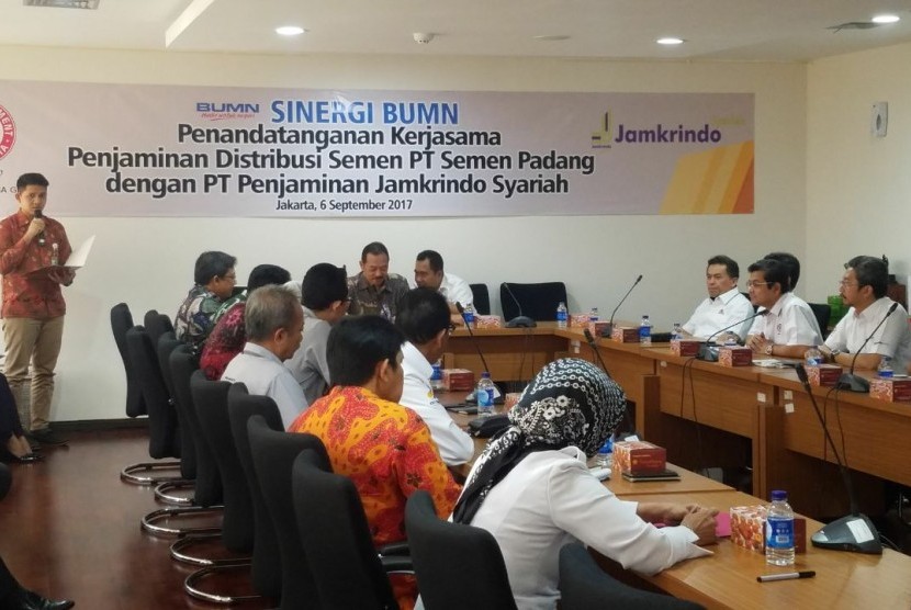 PT Penjaminan Jamkrindo Syariah (PT Jamsyar) bersama PT Semen Padang menandatangani Perjanjian Kerjasama (PKS) Penjaminan Distribusi Semen di kantor Kementerian BUMN, Rabu (6/9).