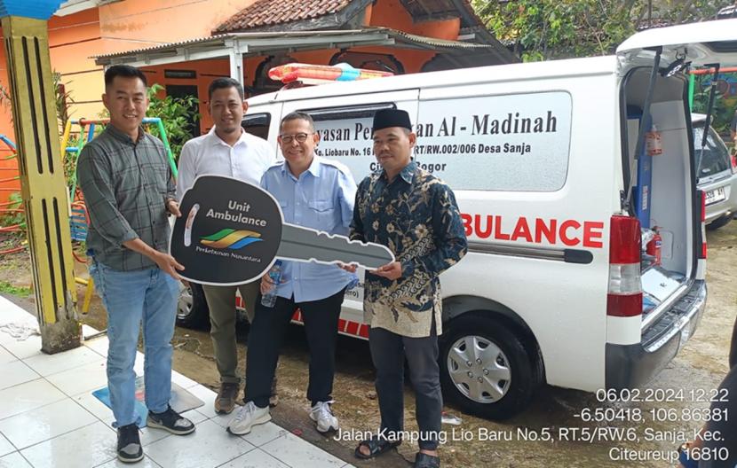 PT Perkebunan Nusantara III (Persero) memberikan bantuan satu unit mobil ambulans kepada Yayasan Pendidikan Al Madinah Sanja Bogor. 