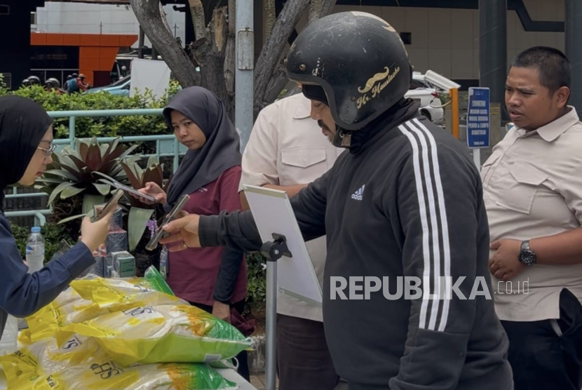 PT Perkebunan Nusantara IV PalmCo mencatat total penyaluran beras program Stabilisasi Pasokan dan Harga Pangan (SPHP) mencapai 240 ton hingga akhir September 2025. Capaian ini dikukuhkan lewat kegiatan distribusi di halaman kantor PalmCo, Gedung Agro Plaza, Jakarta, Selasa, akhir September lalu, yang menyalurkan dua ton beras kepada masyarakat sekitar.