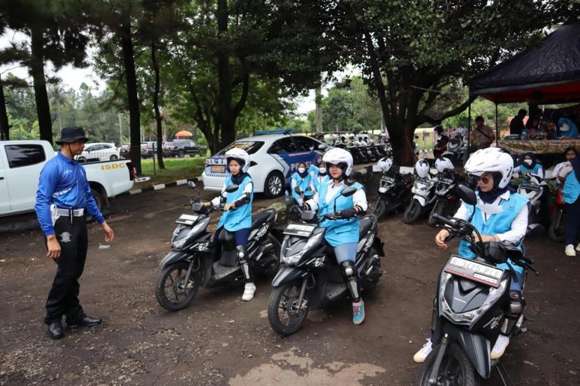 PT Permodalan Nasional Madani berkerjasama dengan PT Jasa Raharja melakukan pelatihan safety riding kepada para Account Officer PNM Mekaar di Taman Lalu Lintas Saka Bhayangkara, Cibubur, Jakarta, Sabtu (15/10/2022).