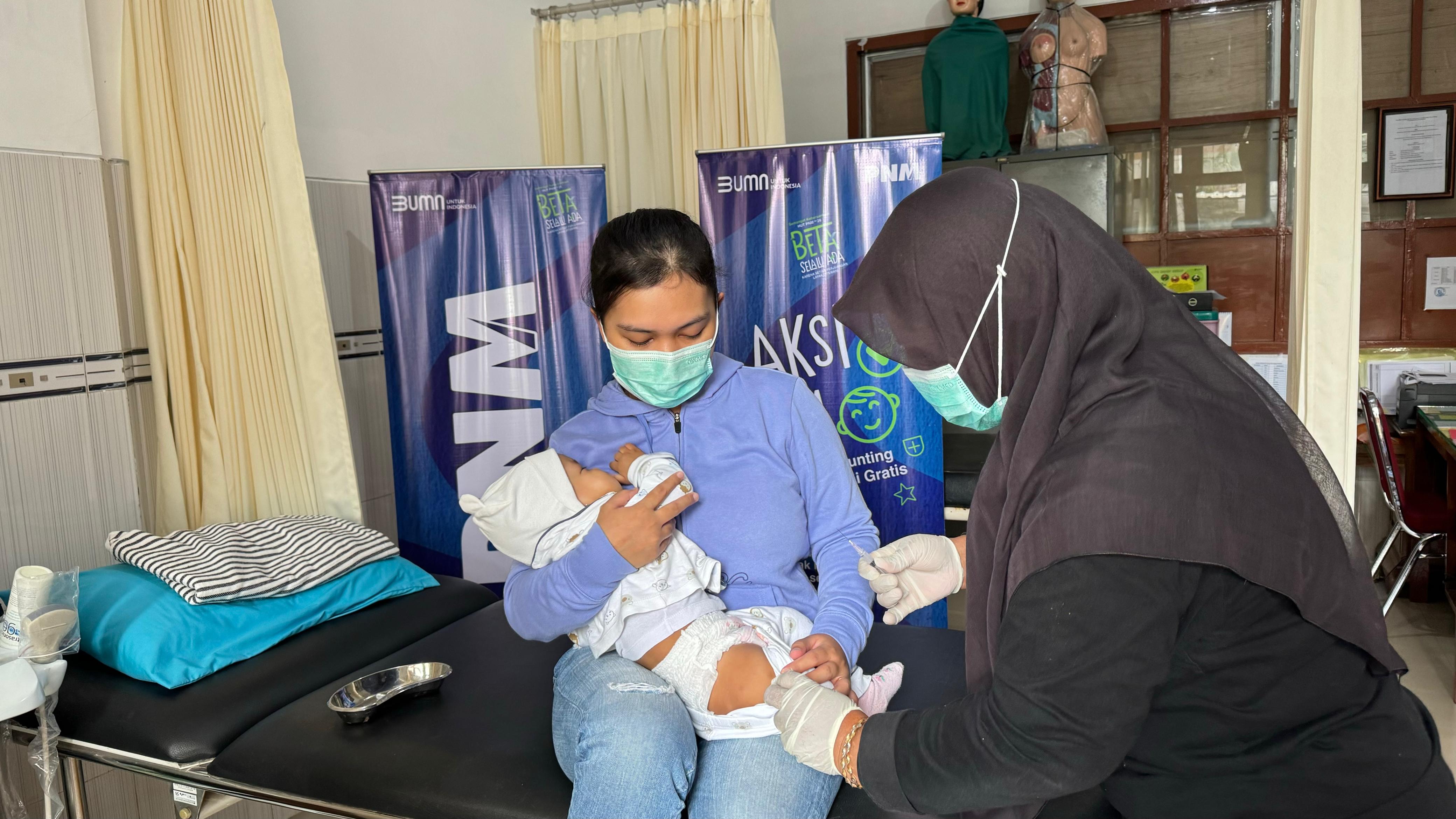 PT Permodalan Nasional Madani (PNM) Cabang Banyuwangi menggelar Aksi PNM Cegah Stunting dan Imunisasi Gratis. 