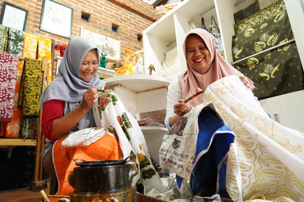 PT Permodalan Nasional Madani (PNM) memberdayakan lebih dari 21,67 juta ibu-ibu melalui program Membina Ekonomi Keluarga Sejahtera (Mekaar) yang tersebar hingga pelosok negeri. Foto ilustrasi pengusaha mikro binaan PNM Mekaar.