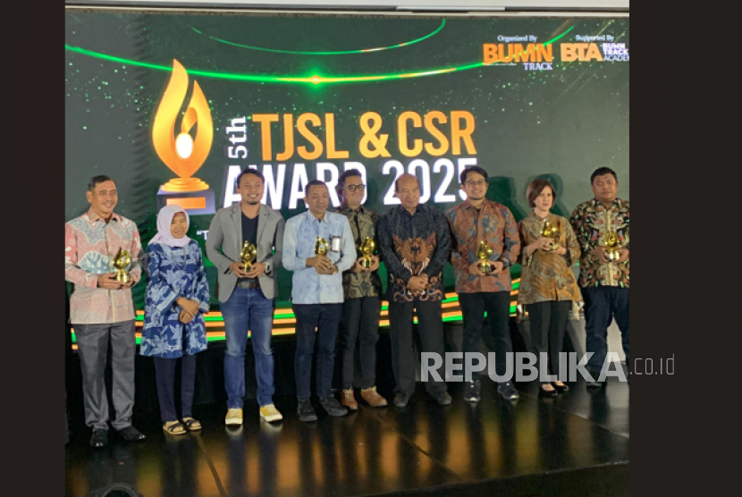 PT Permodalan Nasional Madani (PNM) menorehkan prestasi melalui penghargaan kategori Gold dalam Pilar Lingkungan dalam ajang The 5th TJSL & CSR Awards 2025 yang diselenggarakan oleh BUMN Track di Jakarta.