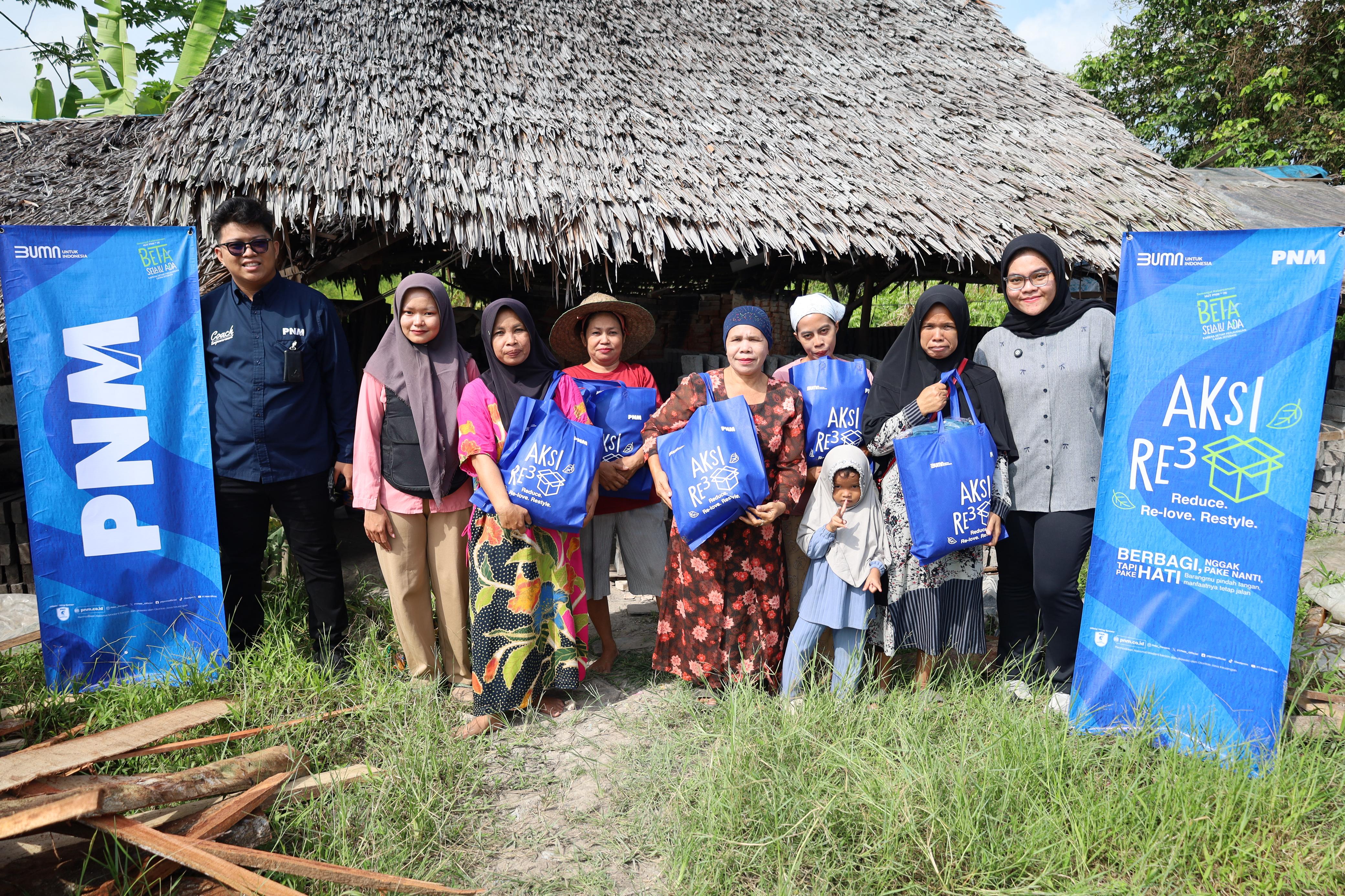 PT Permodalan Nasional Madani (PNM) menyalurkan 10 ton pakaian favorit karyawan dan 60 kg jins lewat aksi declutterin.g