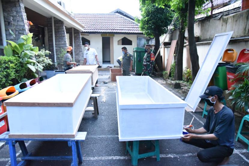PT Pertamina Drilling Services Indonesia (PDSI) mengalokasikan bantuan sepuluh peti jenazah dan baju hazmat yang akan diserahkan kepada pihak Kecamatan Matraman.