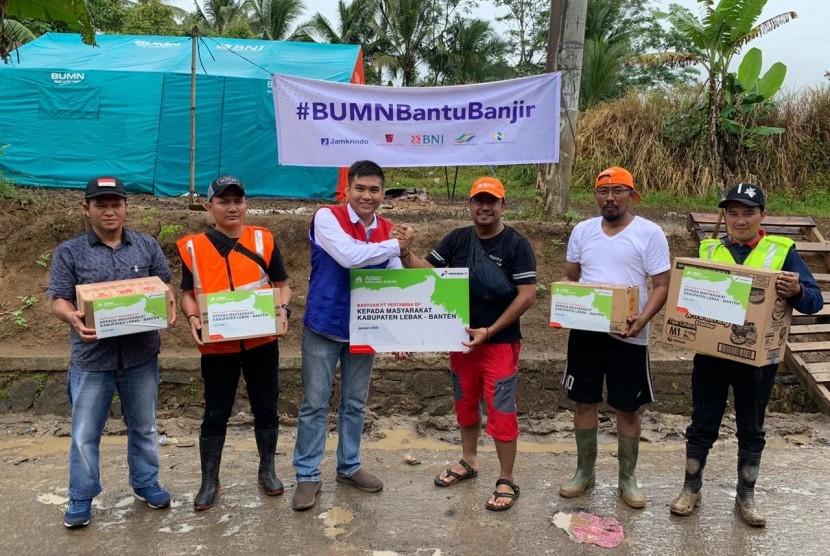 PT Pertamina EP, anak perusahaan PT Pertamina (Persero) menyerahkan bantuan korban banjir di Kabupaten Bekasi dan Kabupaten Lebak, Banten. 