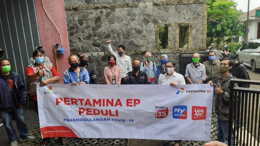PT Pertamina EP menyalurkan sembako sebanyak 100 paket untuk 100 wartawan yang tergabung dalam komunitas jurnalis Depok Media Centre (DMC) untuk penanggulangan dampak pandemi corona.