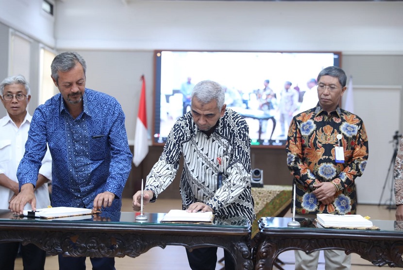 PT Pertamina Hulu Borneo bersama mitra Eni Peri Mahakam Ltd dan PT Pertamina East Natuna melakukan penandatanganan kontrak kerja sama wilayah kerja peri Mahakam dan wilayah kerja East Natuna.