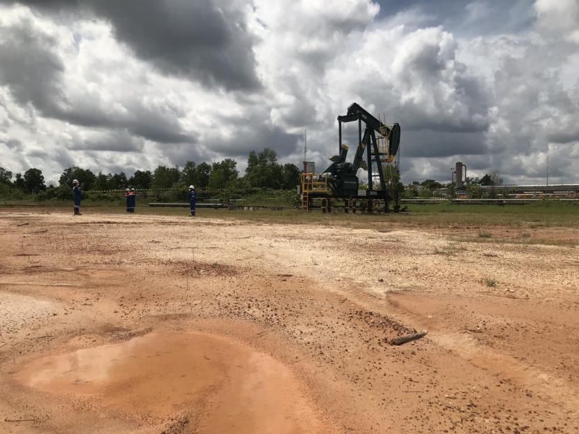 PT Pertamina Hulu Rokan mengontrol produksi di Stasiun Pengumpul Minyak Mentah Central Gathering Station (CGS) 10 Field Duri, Blok Rokan, Riau, Rabu (22/12). 