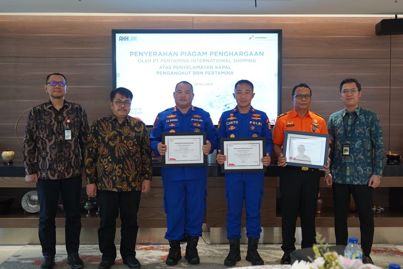 PT Pertamina International Shipping menyerahkan apresiasi ke Polda NTB dan Basarnas Mataram