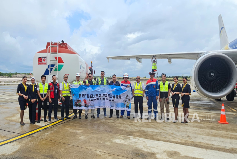 PT Pertamina Patra Niaga, melalui Aviation Fuel Terminal (AFT) Supadio, telah melaksanakan pengisian avtur perdana di Bandara Singkawang untuk pesawat Super Air Jet tipe Airbus A320 dan Transnusa Aviation Mandiri tipe Airbus A320 pada Senin (20/01).