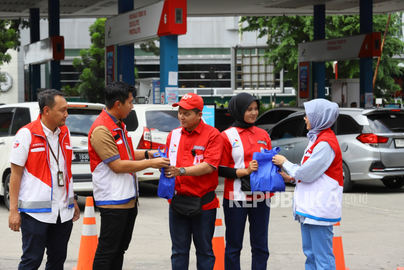 PT Pertamina Patra Niaga Regional Sumatera Bagian Utara (Sumbagut) menyalurkan bantuan makanan tambahan kepada 400 operator SPBU yang bertugas di berbagai titik di Kota Medan, Sumatera Utara.