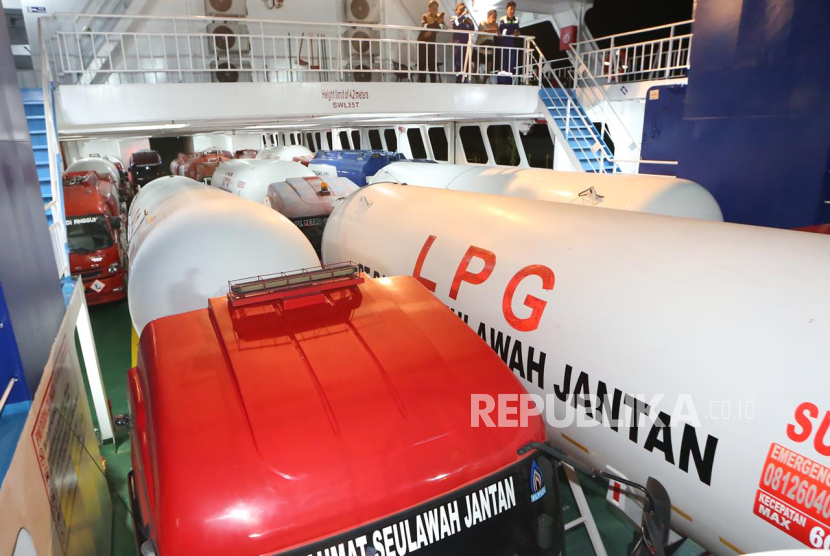 Pertamina Patra Niaga Sumbagut Kirim Tangki Bermuatan LPG dan Mobil Tangki BBM ke Aceh
