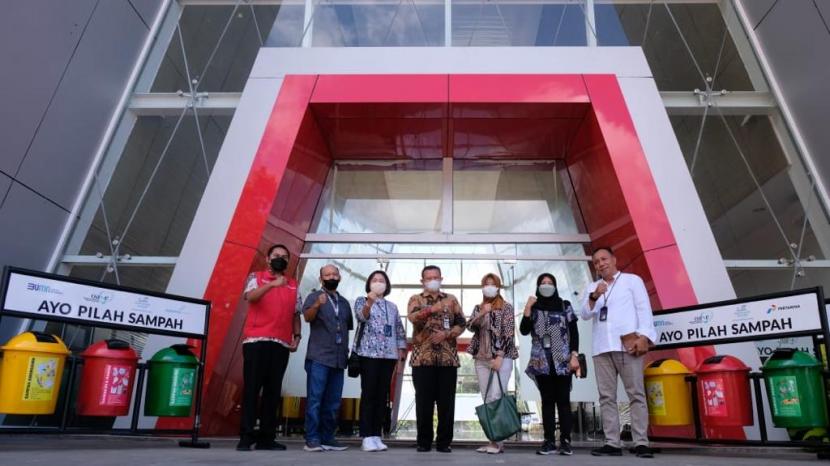 PT Pertamina (Persero) berkolaborasi dengan tiga Badan Usaha Milik Negara (BUMN) yaitu Telkom, Angkasa Pura 1, dan Taman Wisata Candi (TWC) menghadirkan tempat sampah terpilah di kawasan wisata Borobudur.