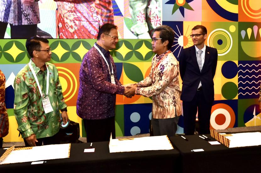 PT Pertamina (Persero) buktikan komitmennya dalam pengembangan bisnis Energi Baru & Terbarukan (EBT) dengan membangun kerjasama dengan berbagai mitra strategis melalui penandatanganan sembilan Memorandum of Understanding (MoU).