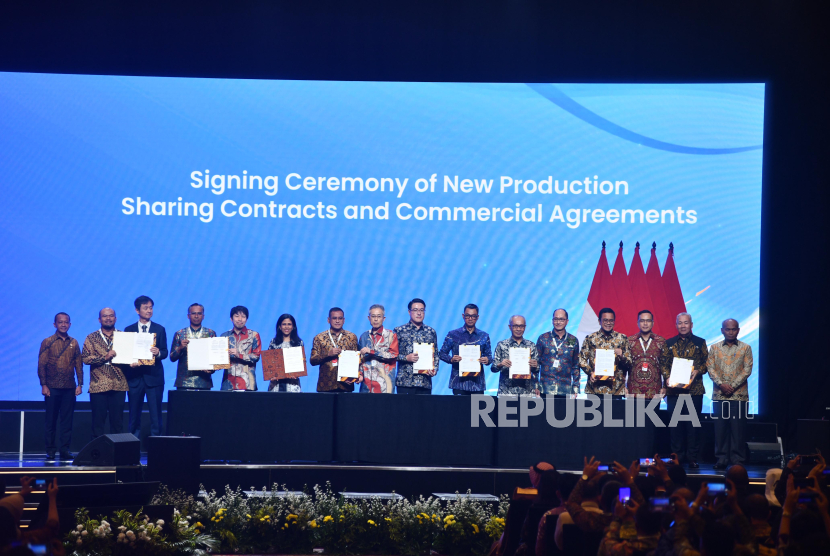 PT Pertamina (Persero) dengan sejumlah mitra melakukan penandatanganan Domestic Swap Agreement (DSA) pada pembukaan The 49th Indonesian Petroleum Association (IPA) Convex, Rabu (21/5/2025).