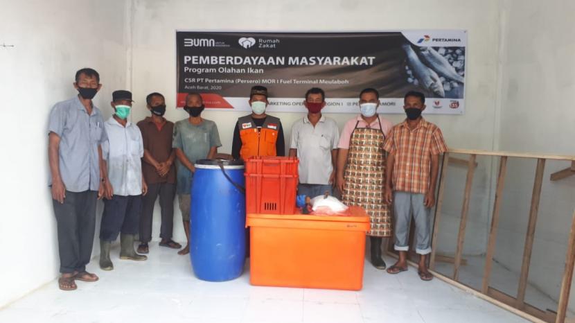 PT Pertamina (Persero) Fuel Terminal Meulaboh menyalurkan bantuan Modal dan sarana usaha pengolahan ikan asin untuk 11 penerima manfaat yang merupakan nelayan yang berada di wilayah Gampong Panggong Kecamatan Johan Pahlawan Kabupaten Aceh Barat, Rabu (13/1).