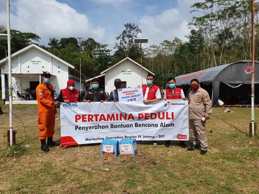 PT Pertamina (Persero) melalui Marketing Operation Regional (MOR) Jawa Bagian Tengah (JBT) kembali menyalurkan bantuan kebutuhan masyarakat pada Senin (9/11) di Barak Pengungsian Desa Glagaharjo Cangkringan, Sleman.