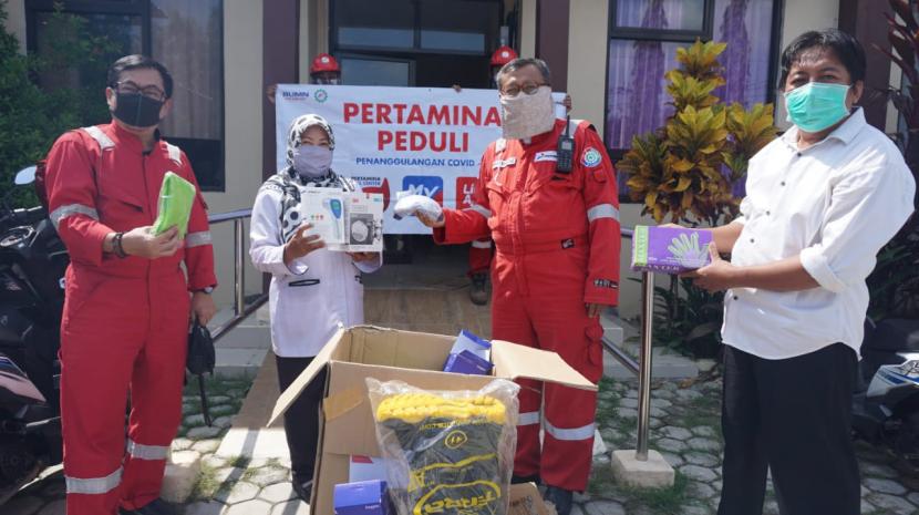 PT Pertamina (Persero) melalui Refinery Unit VI Balongan menyalurkan bantuan untuk masyarakat indramayu.
