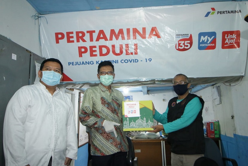 PT Pertamina (Persero) membagikan ratusan paket sembako bagi warga di sekitar Kantor Marketing Operation Region (MOR) VII, Sabtu (25/4)