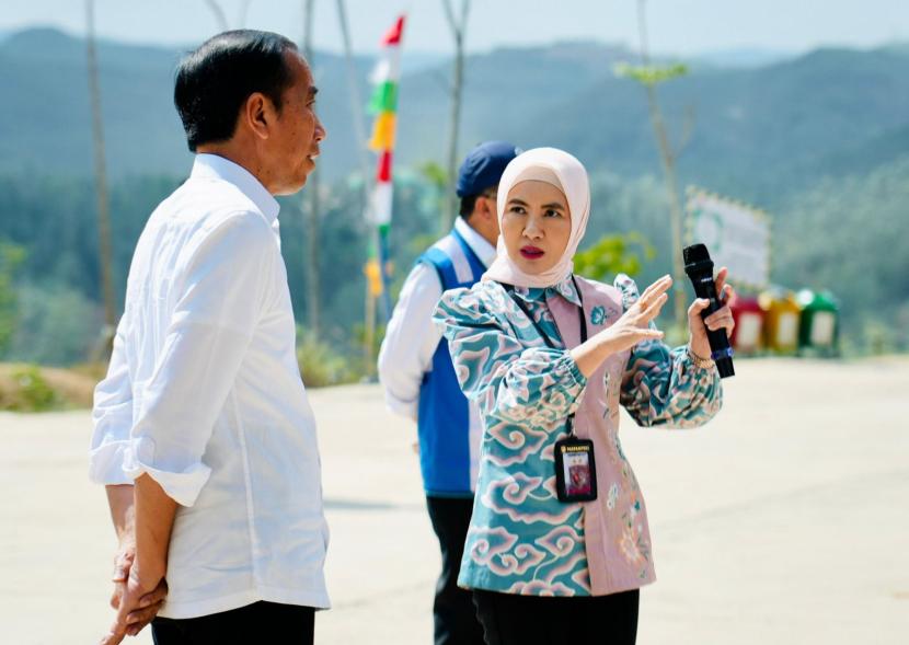 Presiden Republik Indonesia, Joko Widodo ketika berbincang dengan Direktur Utama PT Pertamina (Persero), Nicke Widyawati.