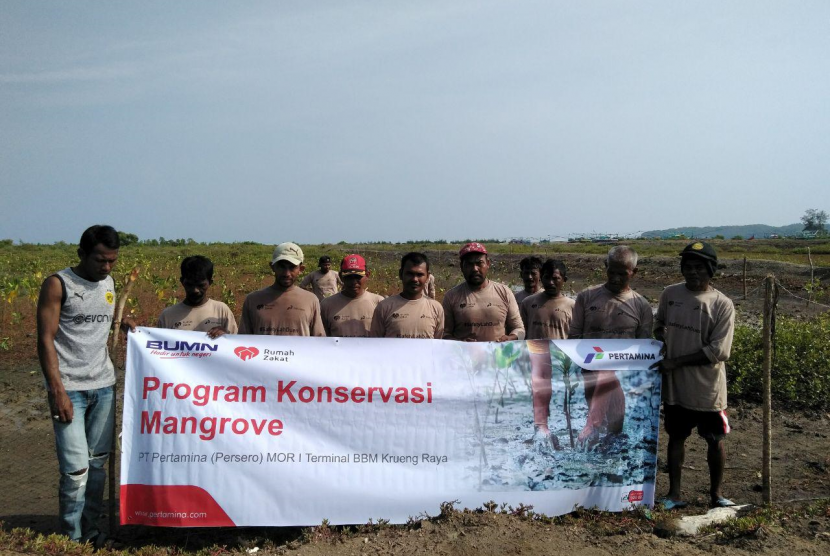 PT Pertamina (persero) MOR I Terminal BBM Krueng Raya dan Rumah Zakat Aceh kembali melakukan penanaman sebanyak 15 ribu pohon mangrove.