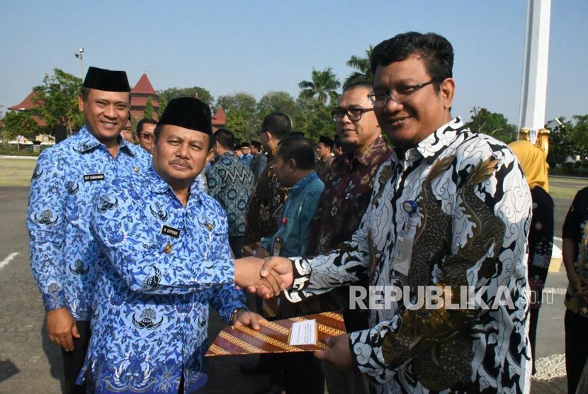 PT Pertamina RU VI Balongan mendapatkan penghargaan oleh dari Bupati Indramayu atas komitmennya terhadap pengelolaan lingkungan hidup, khususnya di Kabupaten Indramayu. 