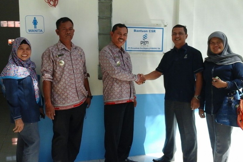  PT Perusahaan Gas Negara, Tbk (PGN) Area Medan memberikan bantuan dana pembangunan toilet umum senilai Rp 649 Juta untuk mendukung sektor pariwisata Danau Toba, Sumatra Utara.