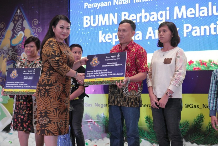 PT Perusahaan Gas Negara Tbk (PGN) bersama dengan PT Bukit Asam Tbk berbagi kebahagiaan Natal kepada 500 anak yatim dari 15 panti asuhan di Provinsi Riau, Sabtu (15/12). 