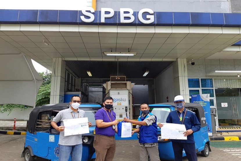 PT Perusahaan Gas Negara Tbk (PGN) menyalurkan bantuan Dapur Umum di Kelurahan Krukut, Jakarta Barat baik ke warga maupun pengemudi bajaj gas