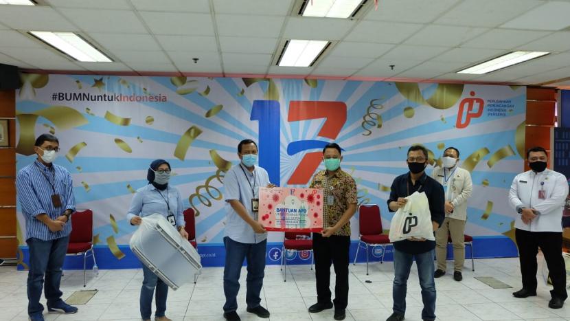 PT Perusahaan Perdagangan Indonesia (Persero) menyerahkan bantuan pangan untuk masyarakat Jakarta Pusat dan bantuan APD kepada tenaga medis RSUD Depok dalam kegiatan HUT PPI Ke-17 dan untuk penanganan pandemi Covid-19.