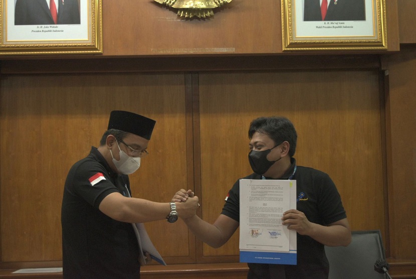 PT Pindad International Logistic (PT PIL) menjalin memorandum of understanding (MoU) dengan PT Bumi Energi Ittifaqiah (PT BEI) dalam rangka penggunaan dan penjualan unit Pertashop serta konsep kerja masyarakat syariah. PT BEI diwakili Direktur Utama (Dirut), Ustaz Yopie Valentino disambut Dirut PT PIL, Suresh Ferdian di ruang auditorium PT Pindad, Jalan Gatot Subroto Nomor 517, Kota Bandung, Jawa Barat, Kamis (9/9).