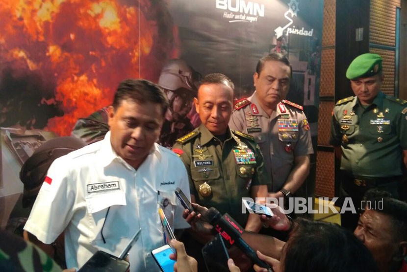 PT Pindad memberikan pengharapan kepada kontingan TNI AD yang berhasil menyabet dua gelar dalam lomba Tembak di Singapura dan Australia. Rabu (27/12). 