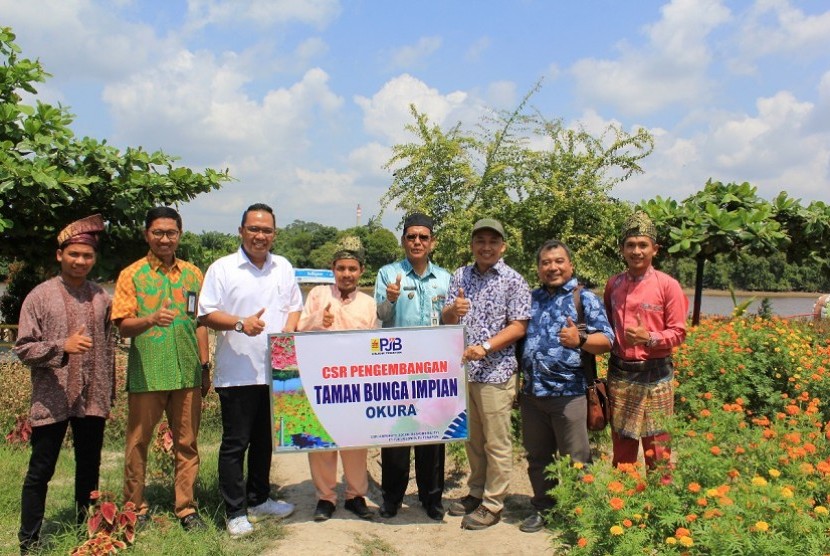 PT PJB PLTU Tenayan melalui program CSR memberikan bantuan pengembangan Taman Bunga Impian Okura pada Jumat (5/7) di Kecamatan Rumbai Pesisir, Pekanbaru, Riau.