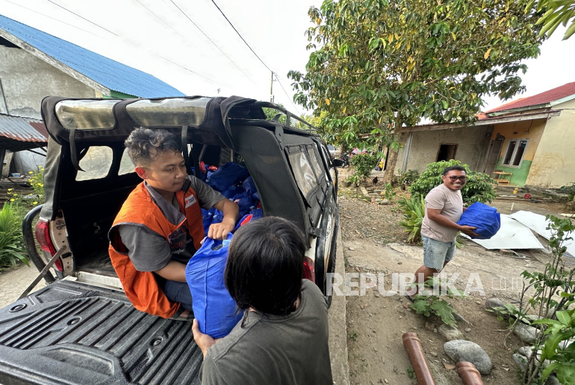 PT PLN Indonesia Power UBP Kamojang melalui Rumah Zakat menyalurkan bantuan sembako kepada warga terdampak gempa di Bengkulu.