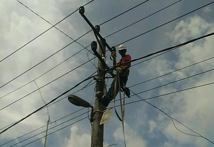 Petugas PT PLN (Persero) memperbaiki jaringan kabel listrik (ilustrasi). PLN Unit Induk Distribusi (UID) Jawa Timur terus melakukan penelusuran penyebab gangguan pada Saluran Kabel Tegangan Tinggi (SKTT) 150 kV Ujung-Bangkalan. 