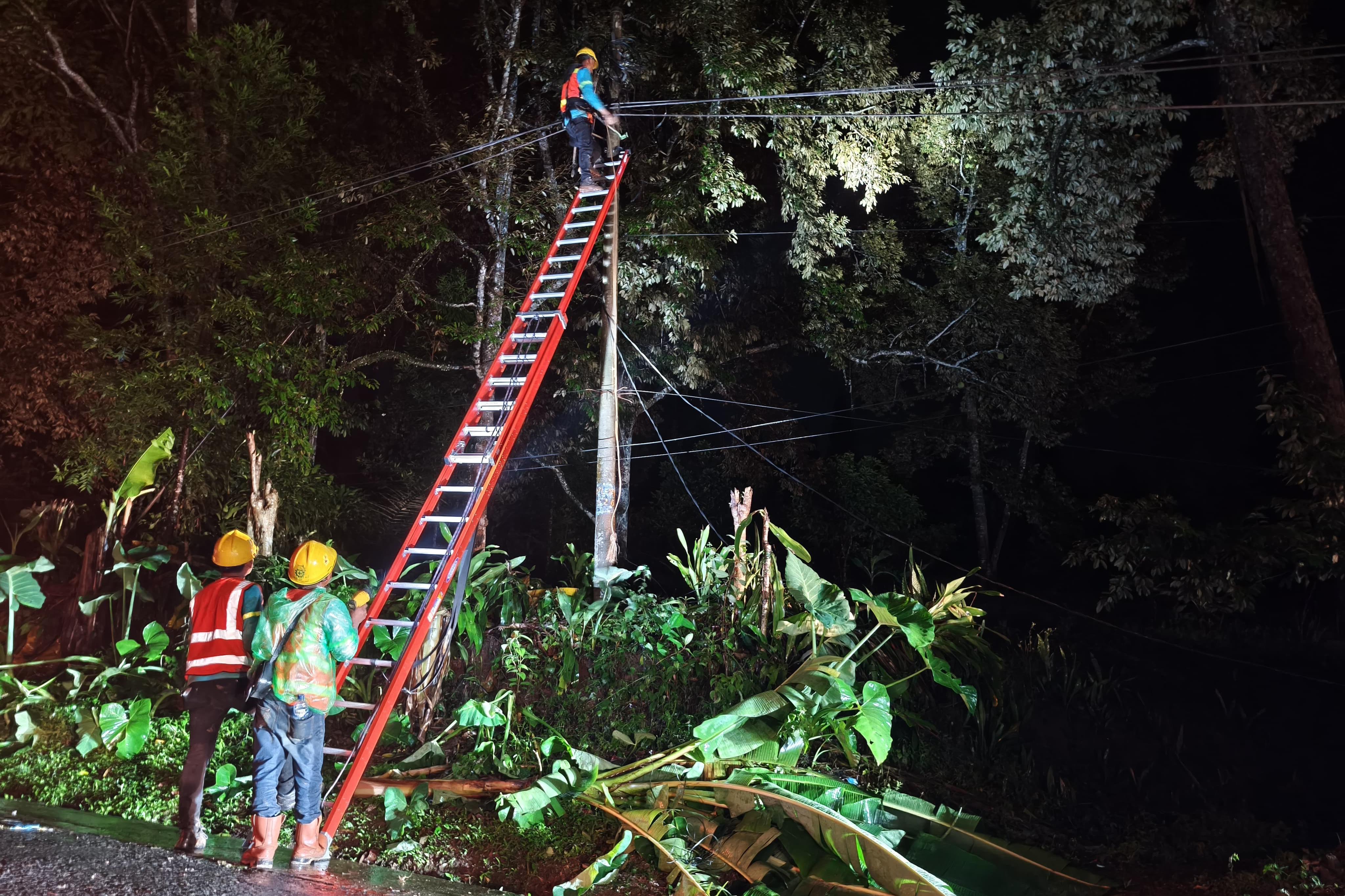 PT PLN (Persero) bergerak cepat dengan memulihkan secara bertahap 1.147 gardu yang sempat padam akibat cuaca ekstrem di beberapa wilayah Jawa Barat yang terjadi pada Rabu, 4 Desember 2024.