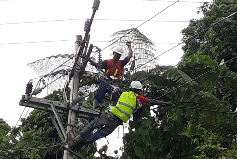 PT. PLN (Persero) melakukan pemulihan infrastruktur kelistrikan, Papua.
