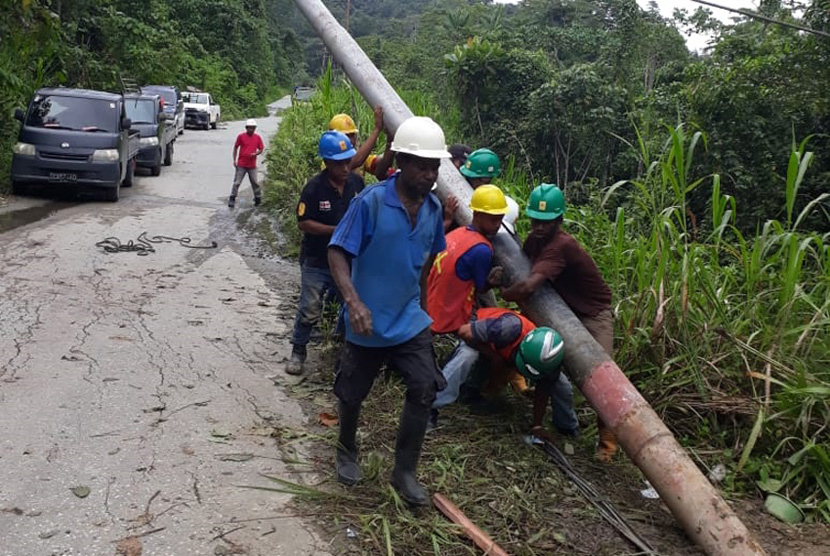 PT PLN (Persero) melakukan pemulihan infrastruktur kelistrikan di Sentani, Papua. Senin (25/3). 
