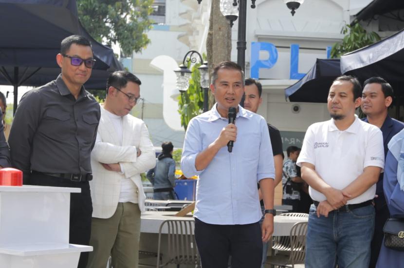 Penjabat (PJ) Gubernur Jawa Barat Bey Machmudin (kedua dari kanan) saat menyampaikan sambutan dalam acara soft launching Icon Hub yang berlokasi di Jalan Braga 15, Bandung, Jawa Barat, Ahad (29/10).