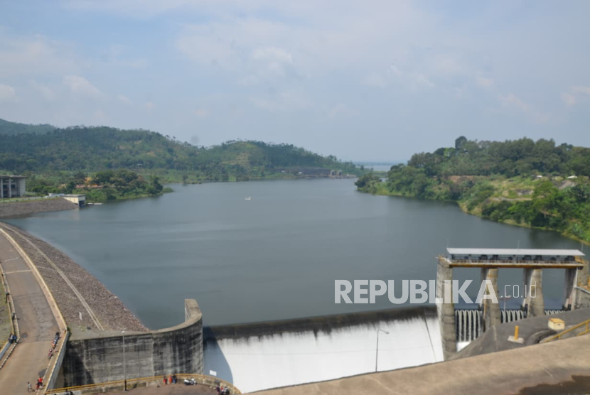 PT PLN (Persero) melalui Sub Holding PLN Indonesia Power (PLN IP) resmi memulai pembangunan Pembangkit Listrik Tenaga Surya (PLTS) Terapung Saguling berkapasitas 92 megawatt peak (MWp).