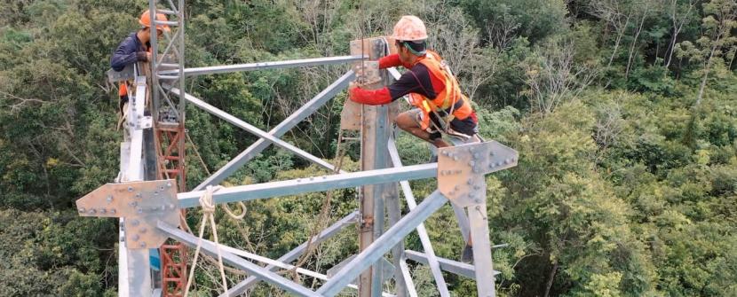 PT PLN (Persero) berhasil memberikan tegangan atau energize saluran udara tegangan tinggi (SUTT) 150 kiloVolt (kV) Selaru-Sebuku di Kabupaten Kotabaru, Provinsi Kalimantan Selatan. (ilustrasi).