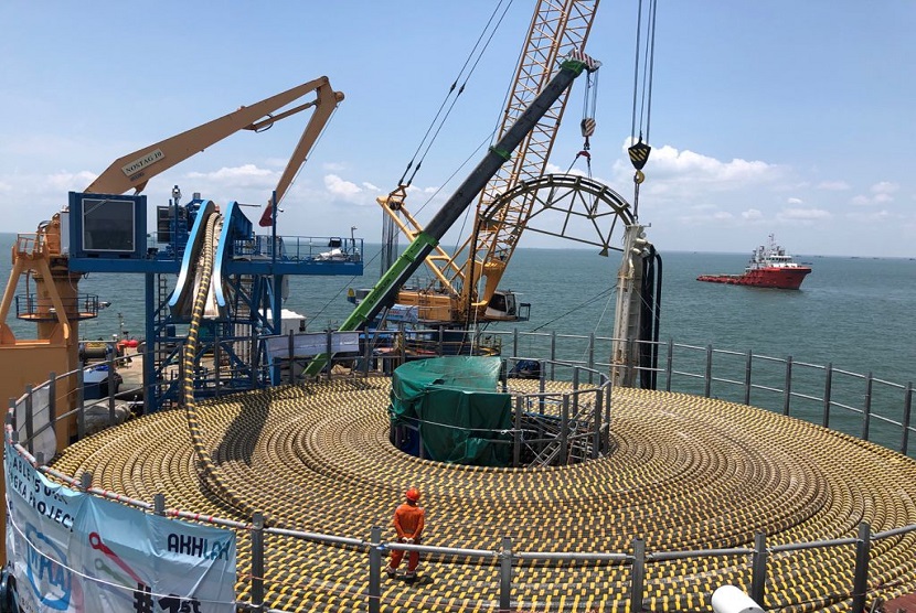 PT PLN (persero) menargetkan sistem kelistrikan Sumatra dan Bangka bakal terhubung kabel listrik bawah laut pada Desember 2021. Dengan terhubungnya dua sistem kelistrikan tersebut akan menghemat biaya operasi mencapai Rp 1,4 triliun serta menghentikan pengoperasian sebanyak 5 Pembangkit Listrik Tenaga Diesel (PLTD) sebesar 65 megawatt (MW).
