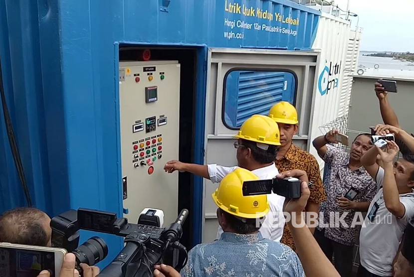 PT PLN (Persero)  mengoperasikan mesin pembangkit tambahan sebesar 500 kilo Watt di Pulau Kelong, Kepulauan Riau.